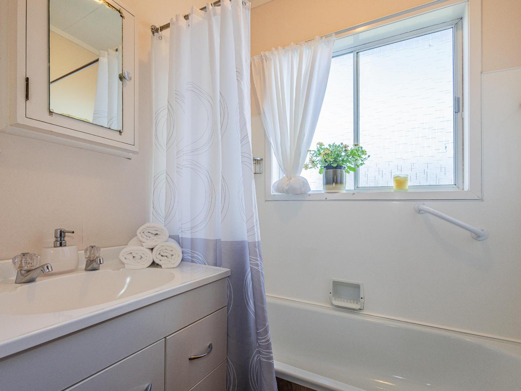 Central Riverside Retreat - Taupo Holiday Home Екстериор снимка
