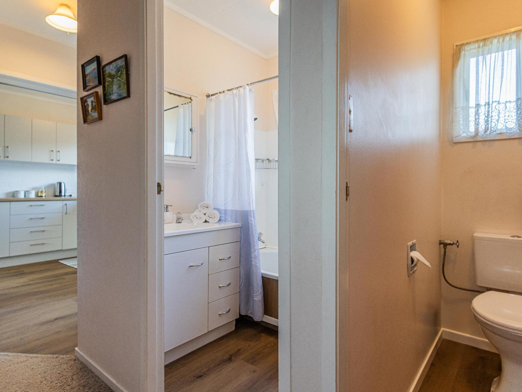 Central Riverside Retreat - Taupo Holiday Home Екстериор снимка