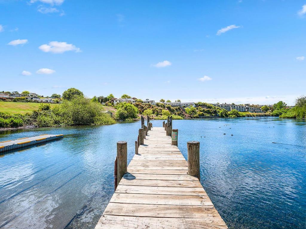 Central Riverside Retreat - Taupo Holiday Home Екстериор снимка