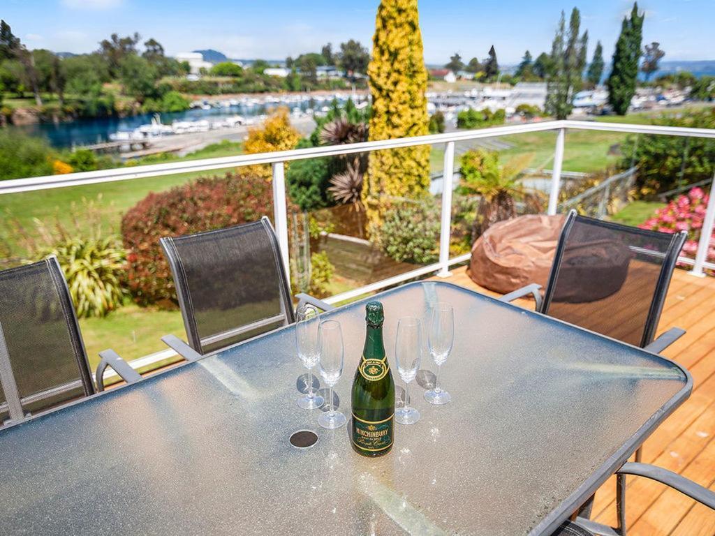 Central Riverside Retreat - Taupo Holiday Home Екстериор снимка