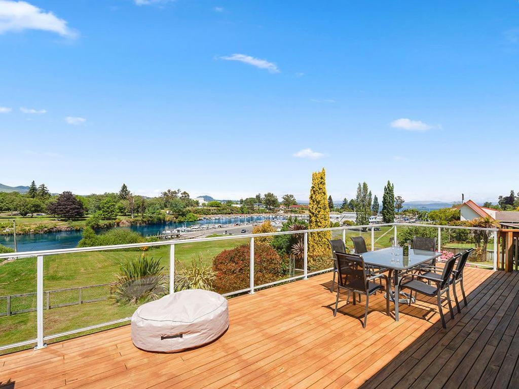 Central Riverside Retreat - Taupo Holiday Home Екстериор снимка