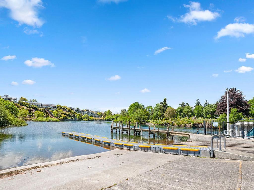 Central Riverside Retreat - Taupo Holiday Home Екстериор снимка