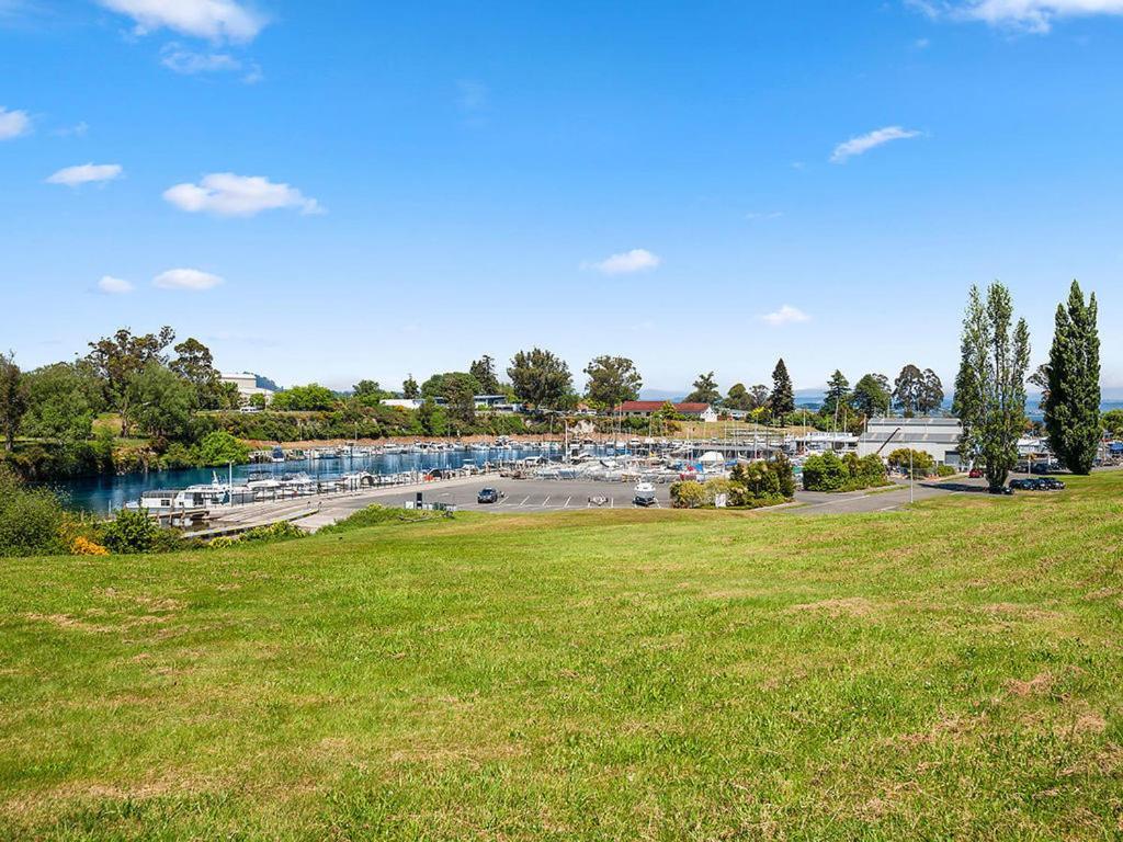 Central Riverside Retreat - Taupo Holiday Home Екстериор снимка