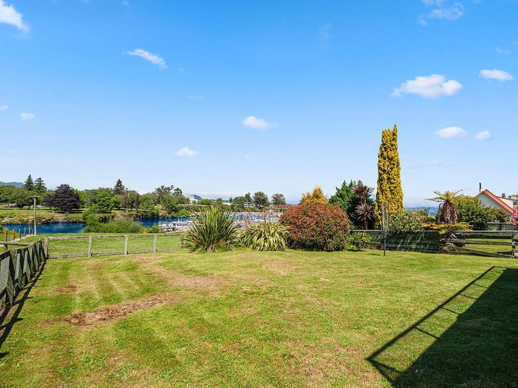 Central Riverside Retreat - Taupo Holiday Home Екстериор снимка