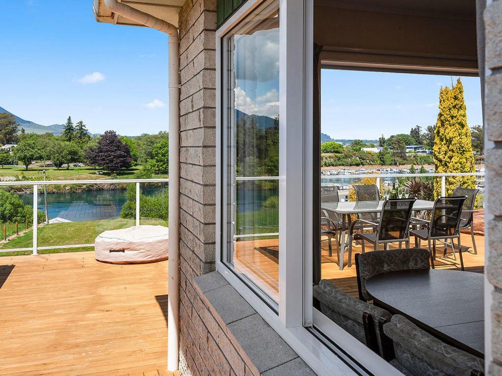 Central Riverside Retreat - Taupo Holiday Home Екстериор снимка