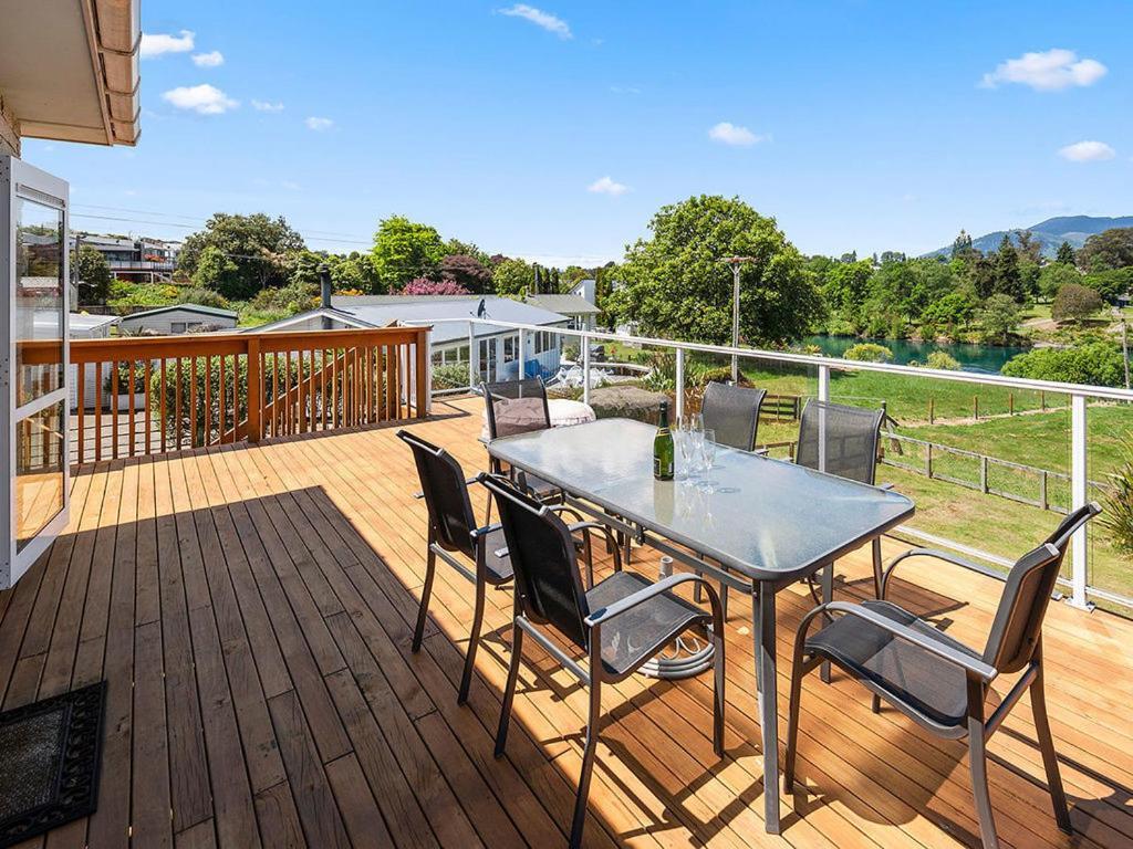Central Riverside Retreat - Taupo Holiday Home Екстериор снимка